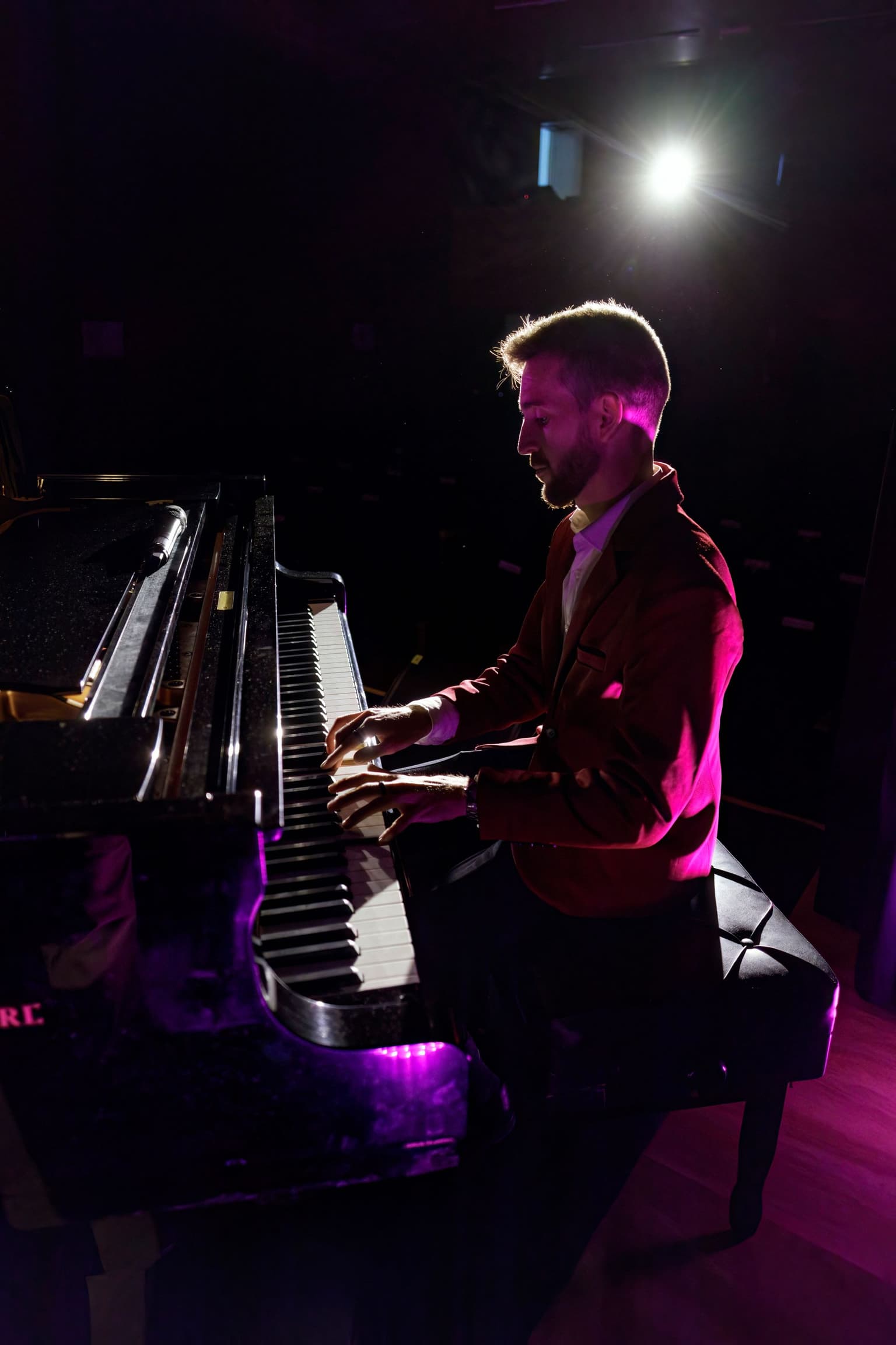 Piano de cola con iluminación rosa