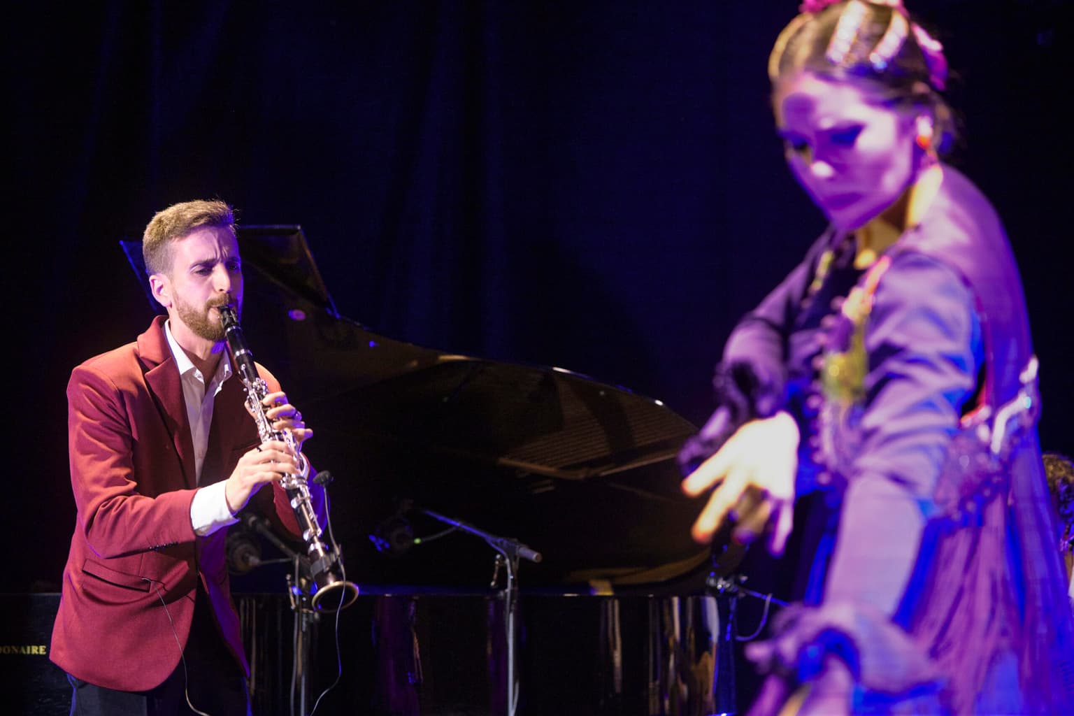 Clarinete frente a bailaora en azul