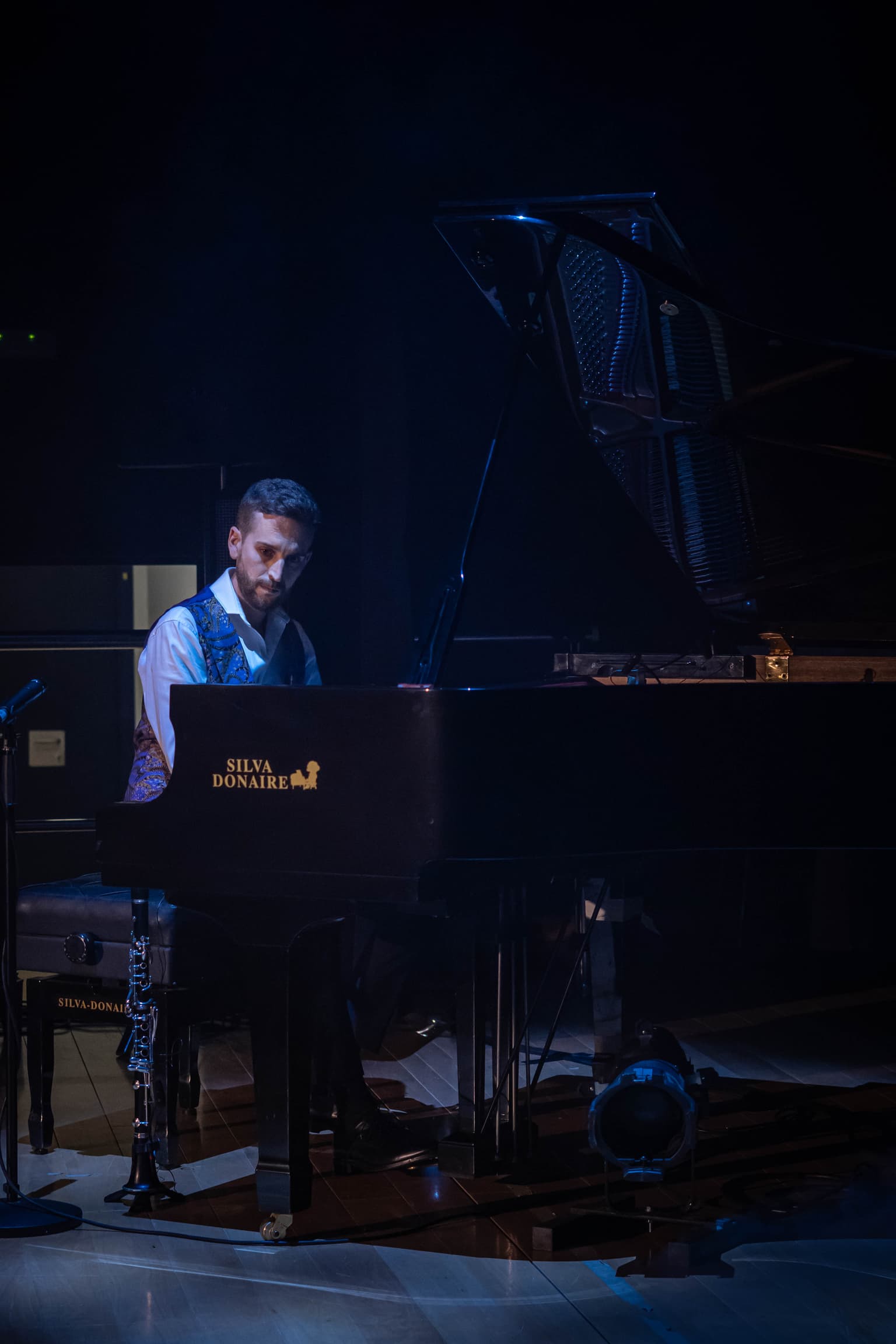 Josemi al piano con luz azul dramática